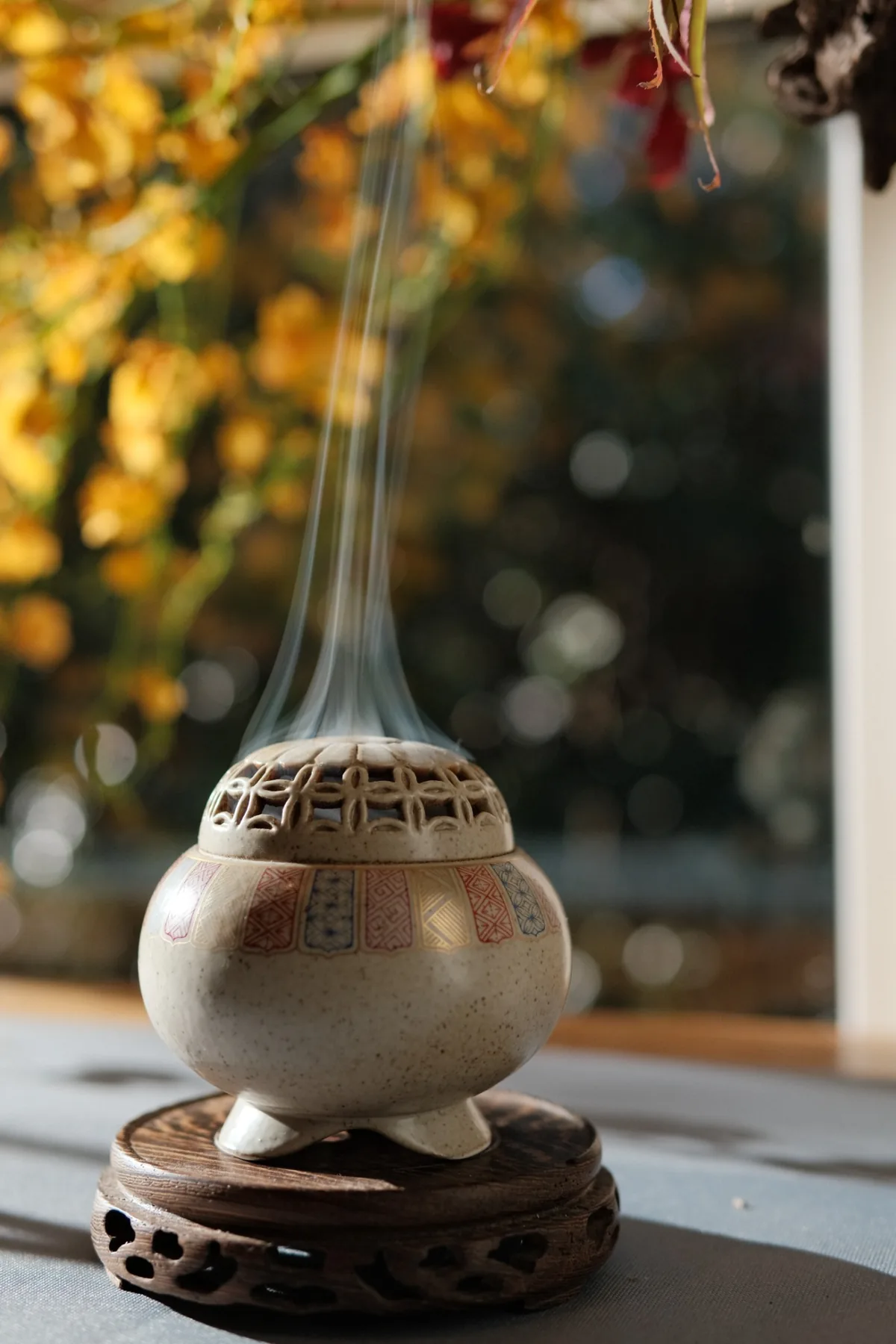 Incense burner with a gentle column of smoke